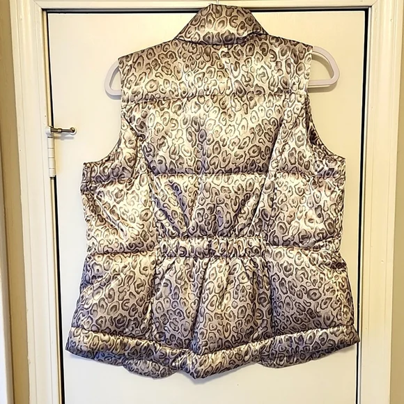 🎉Host Pick🎉 Stunning Metalic Cheetah Print Charter Club Sleeveless Puff Vest - Picture 4 of 6
